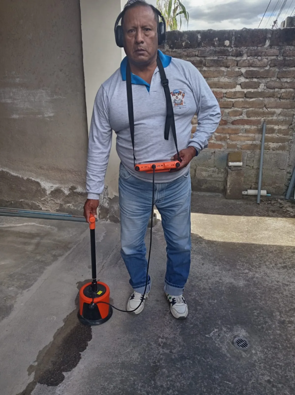 Técnico de Servicasas detectando una fuga de agua oculta con geofonía en Quito